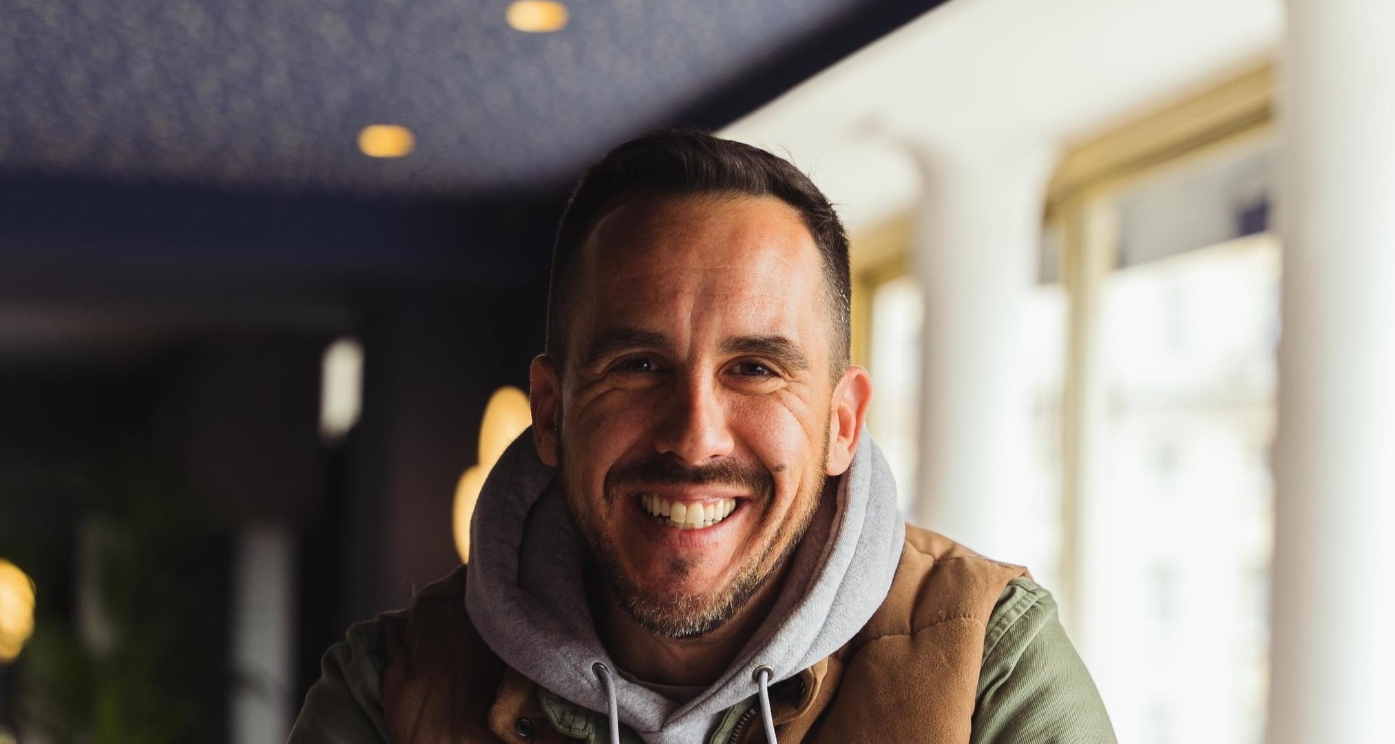 homme souriant