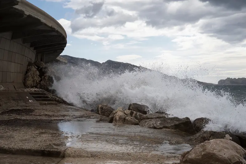 Marseille : les vagues menacent la côte