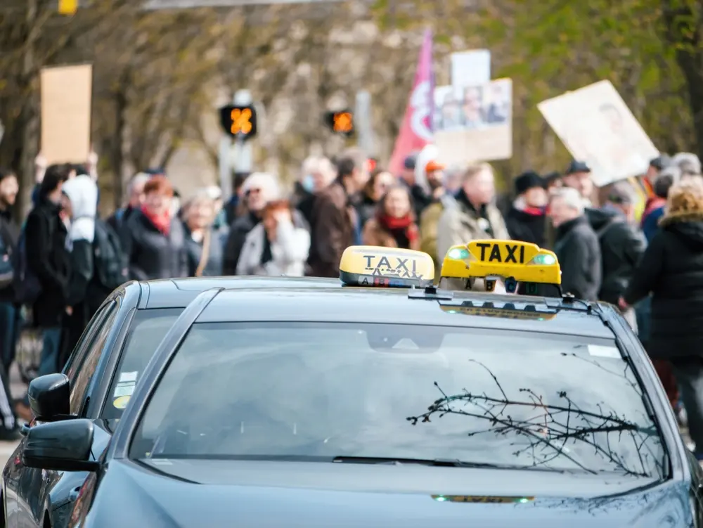 marseille-des-taxis-en-colere-menent-des-operations-escargot